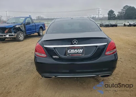 2018 Mercedes-Benz C 300 z USA, uszkodzony, nr VIN 55SWF4JB7JU247324